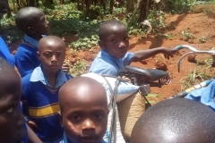 Los niños  en la visita su compañera. Siempre solidarios.