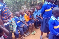 Los niños en la casa de la huérfana
