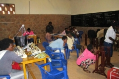 Las chicas en el taller de costura/Masaka